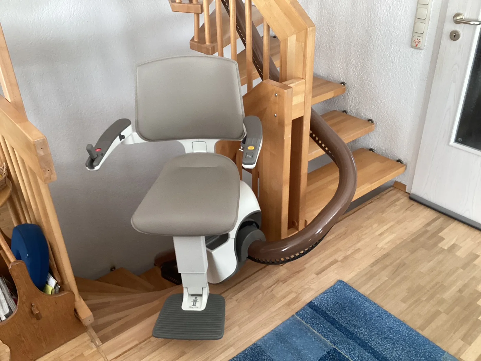 Kundenreferenzbild TK Home Solutions Treppenlift - kurvige Treppe