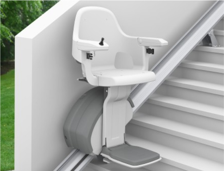 weisser-treppenlift-angeschlossen-an-treppe-draussen Weißer Treppenstuhl angeschlossen an weißer Treppenliftschiene auf weißer Außentreppe | TK Home Solutions