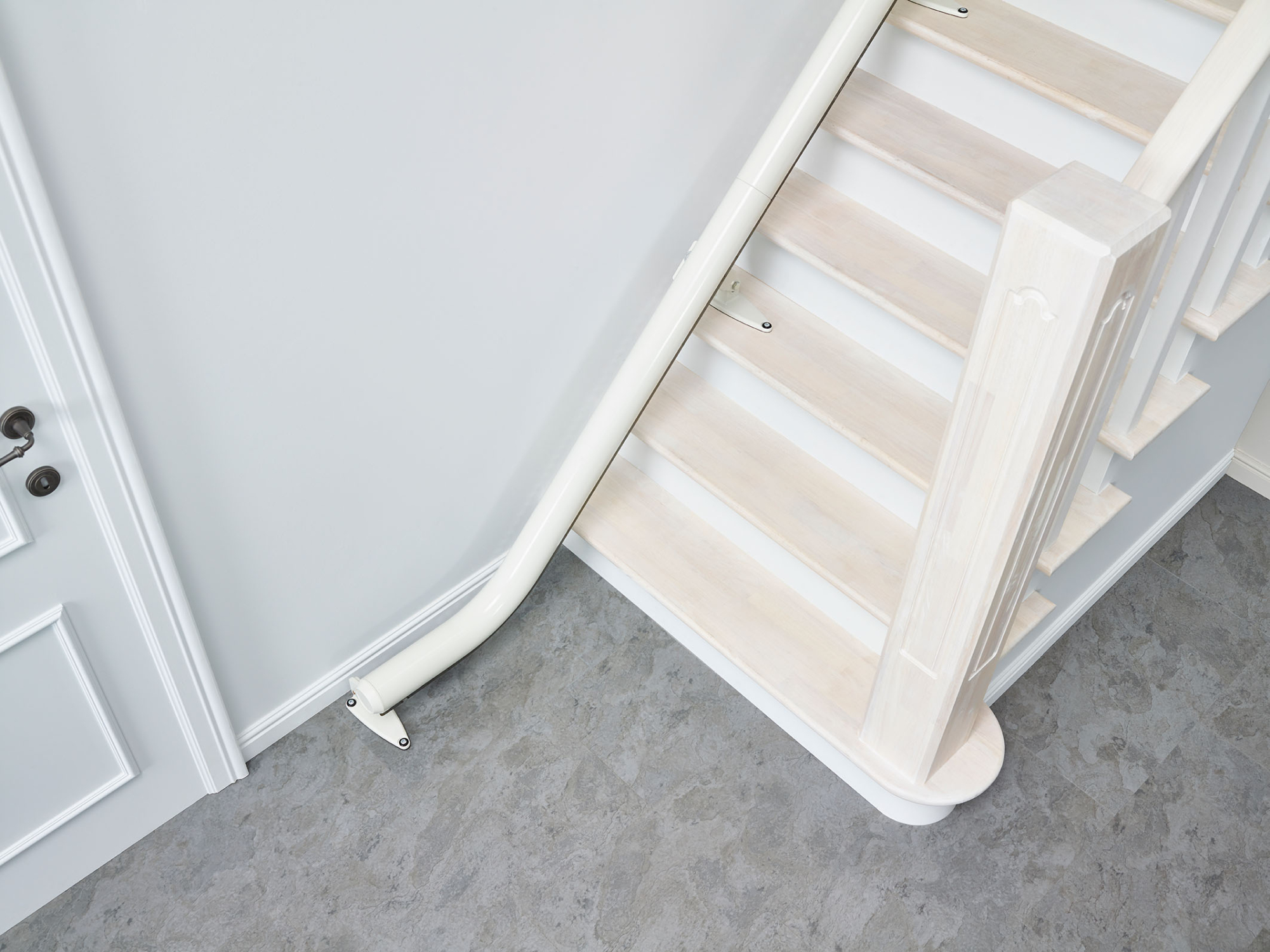 Gerade weiße Treppenschiene auf weißer Treppe aufgesetzt auf Boden vor erster Stufe | TK Home Solutions
