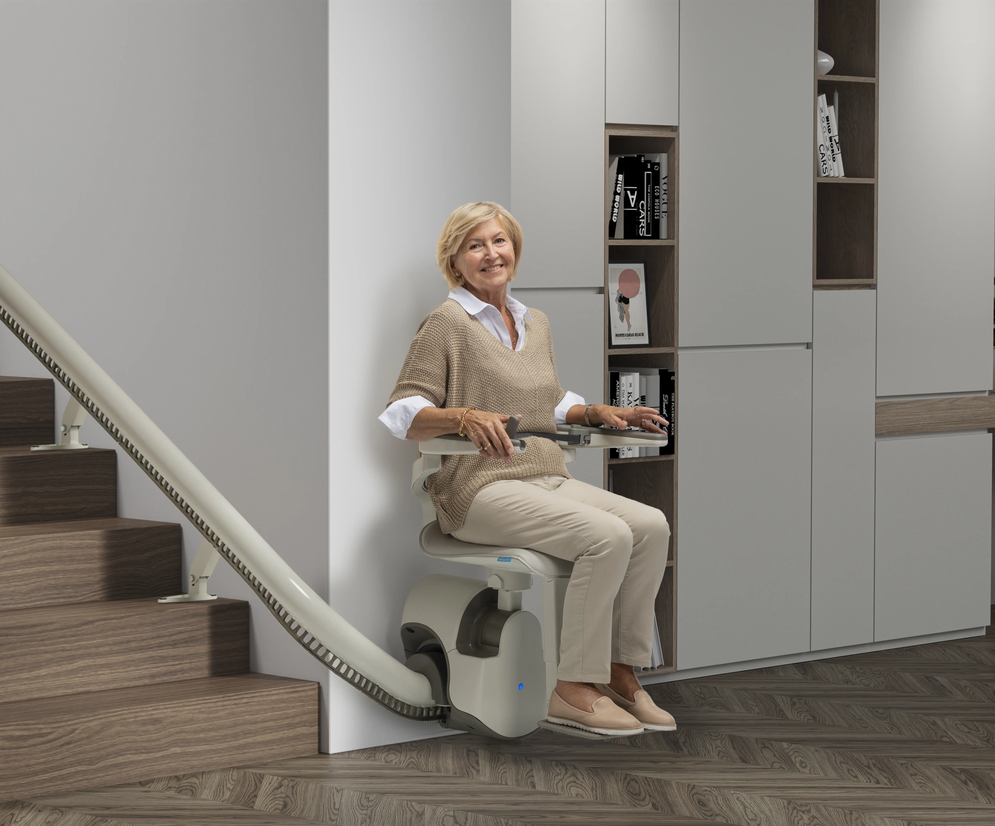 aeltere-dame-faehrt-mit-treppenlift3 Eine ältere Dame fährt mit dem Treppenlift und ist unten angekommen | TK Home Solutions
