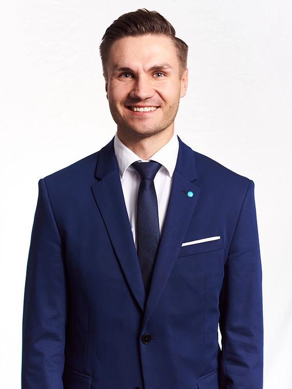 Weißer Treppenstuhl mit gepolstertem Ledersitz und dunklen Akzenten angebracht an weißer Treppenliftschiene | TK Home Solutions