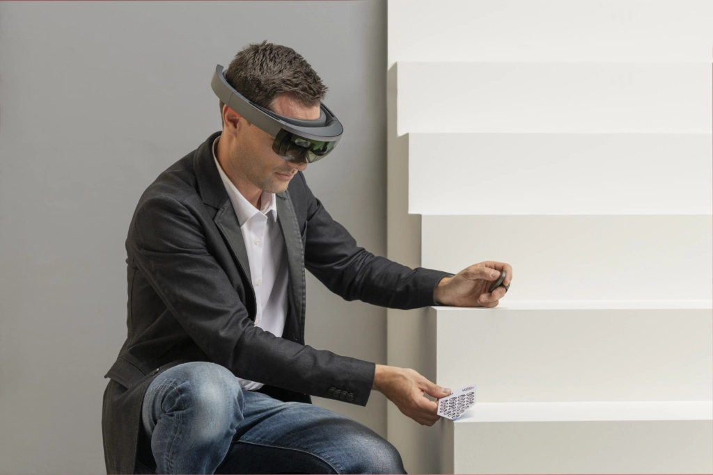 mann-nutzt-hololinc-an-einer-treppe Ein Mann nutzt die Hololinc Brille zur Vorschau des Treppenlifts an einer Treppe in Augmented Reality | TK Home Solutions