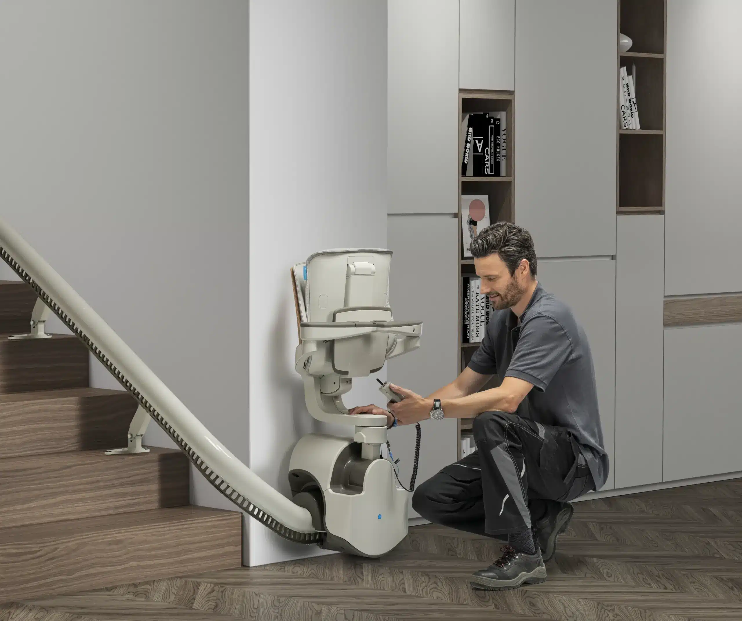 servictechniker-installiert-einen-neuen-treppenlift Ein Servicetechniker installiert einen neuen Treppenlift | TK Home Solutions