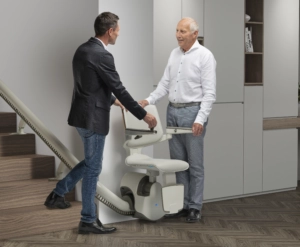 Ein Verkäufer und ein älterer Mann reden über den Treppenlift | TK Home Solutions