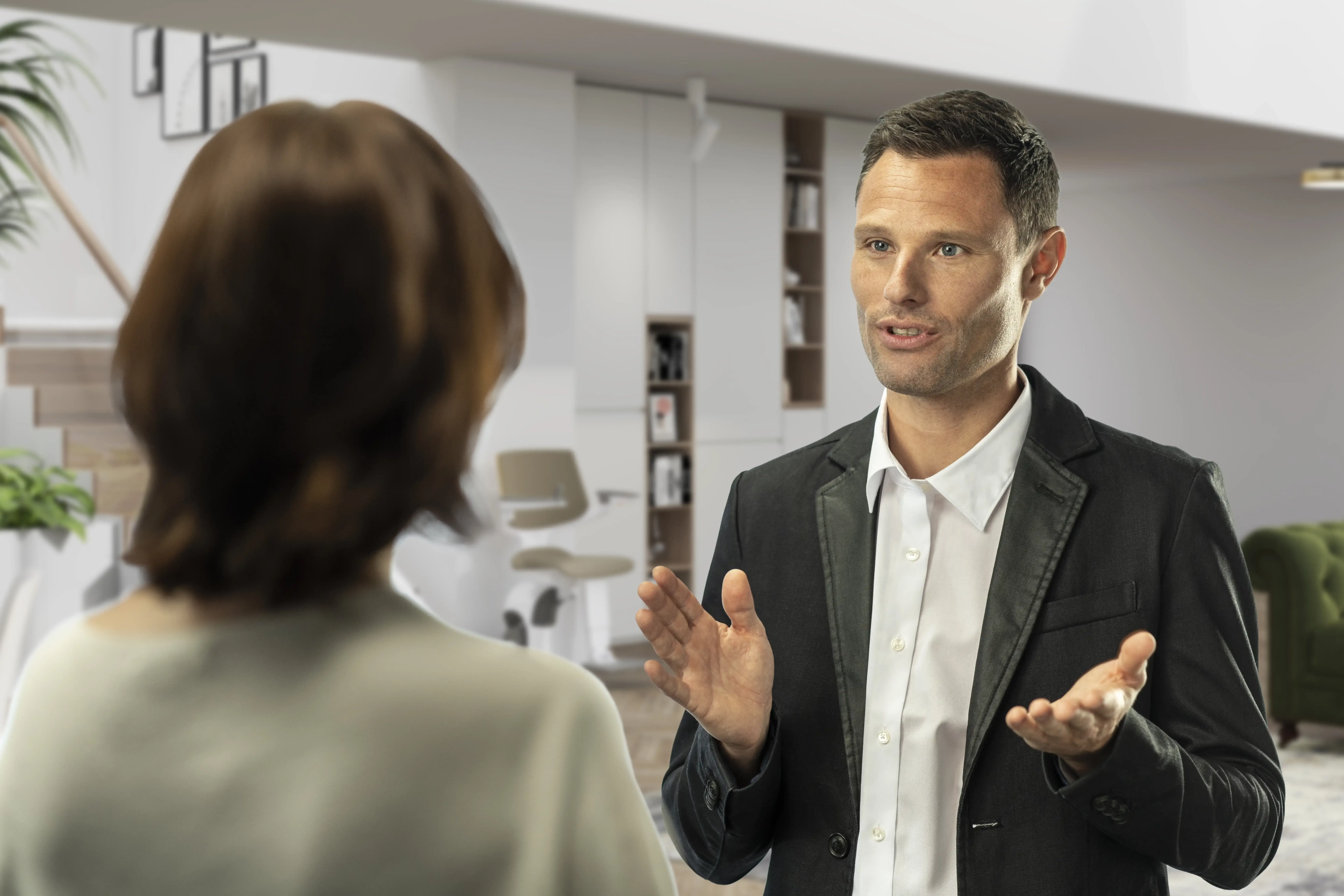Ein Verkäufer im Gespräch mit einer Interessentin | TK Home Solutions