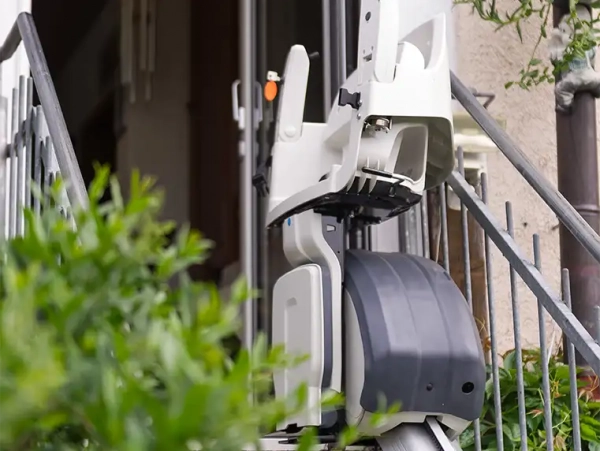 kundenreferenzbild-outdoor-tk-home-solutions-1 Kundenreferenzbild TK Home Solutions - Außenlift zugeklappt