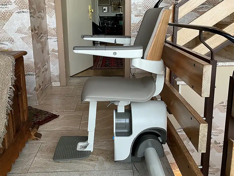Kundenreferenzbild TK Home Solutions Treppenlift - von der Seite