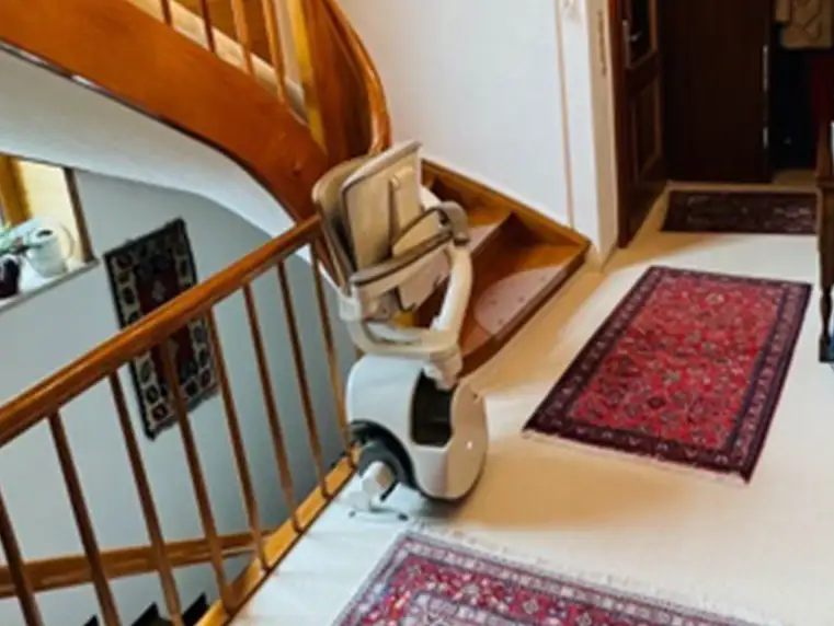 Kundenreferenzbild TK Home Solutions - Treppenlift kurvige Treppe