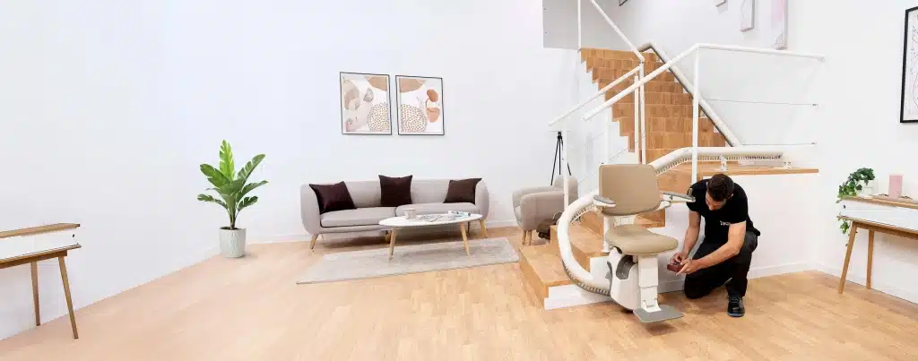 tke_header_large_4_v3 Techniker von TK Home Solutions montiert einen Treppenlift | TK Home Solutions