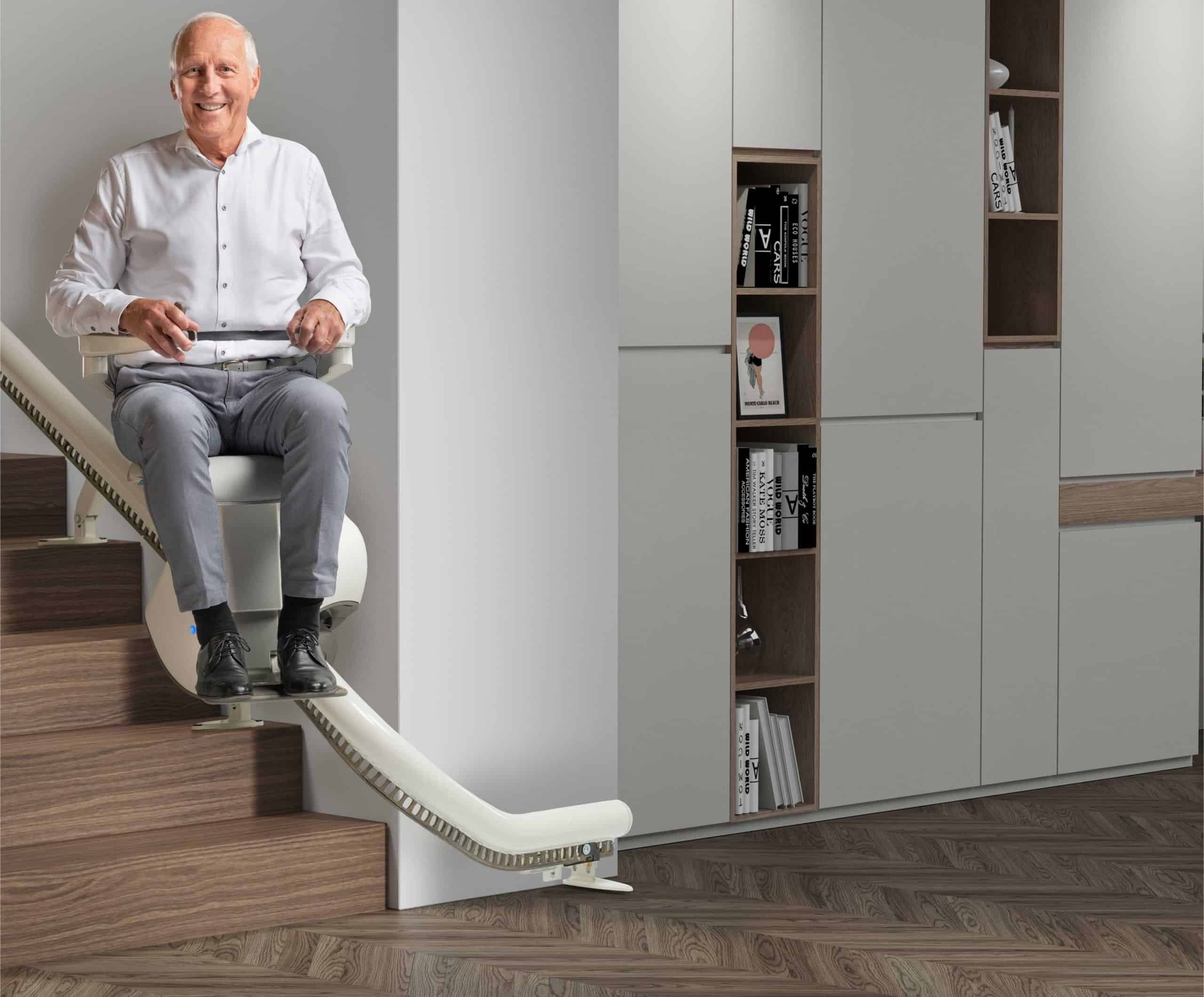 Exemplarische Darstellung eines Kunden während der Nutzung des Treppenstuhls | TK Home Solutions