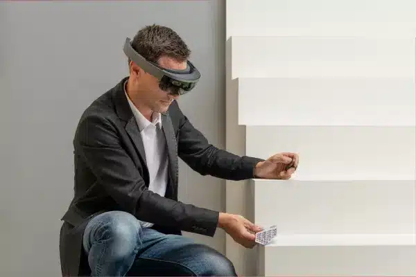 mann-nutzt-hololinc-an-einer-treppe Ein Mann nutzt die Hololinc Brille zur Vorschau des Treppenlifts an einer Treppe in Augmented Reality | TK Home Solutions