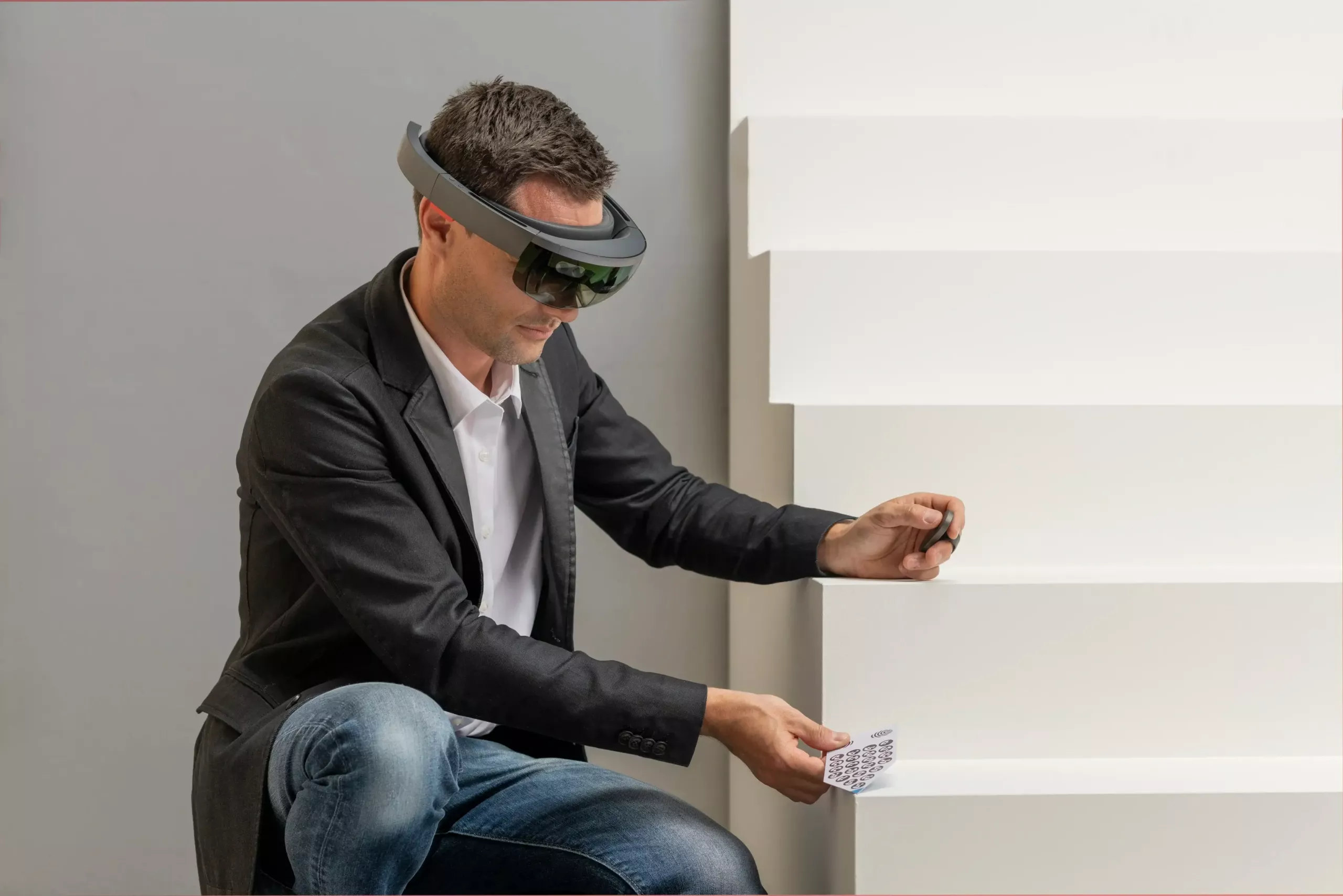 Ein Mann nutzt die Hololinc Brille zur Vorschau des Treppenlifts an einer Treppe in Augmented Reality | TK Home Solutions