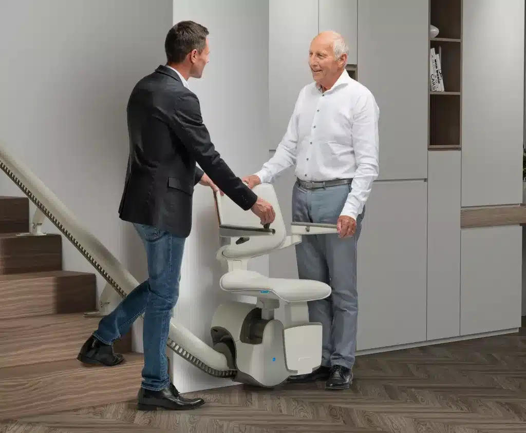 verkaeufer-und-aelterer-mann-reden-ueber-treppenlift Ein Verkäufer und ein älterer Mann reden über den Treppenlift | TK Home Solutions