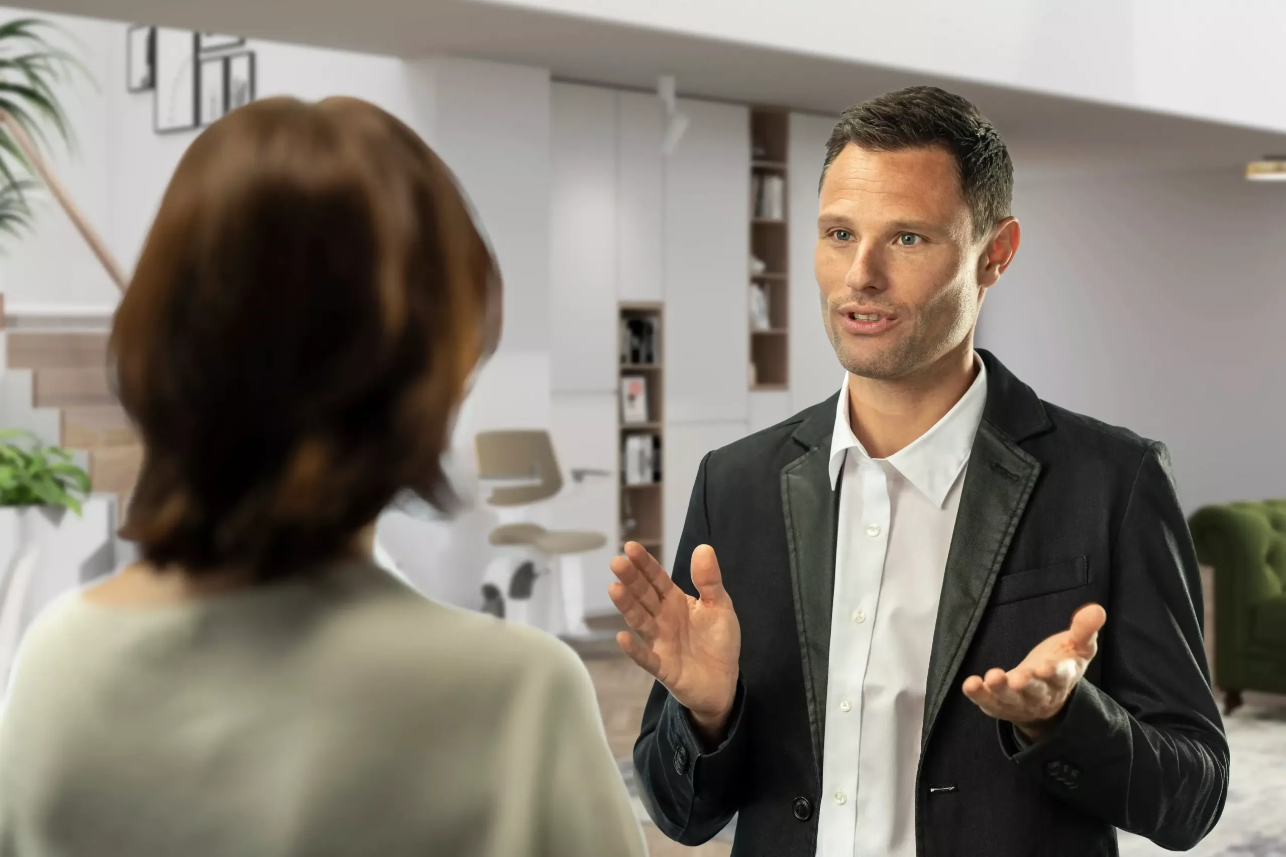 Ein Verkäufer im Gespräch mit einer Interessentin | TK Home Solutions