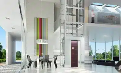 Homelift in großem Haus Ein privater Aufzug im Eigenheim in einem Edel anmutenden, lichtdurfluteten Galerie.