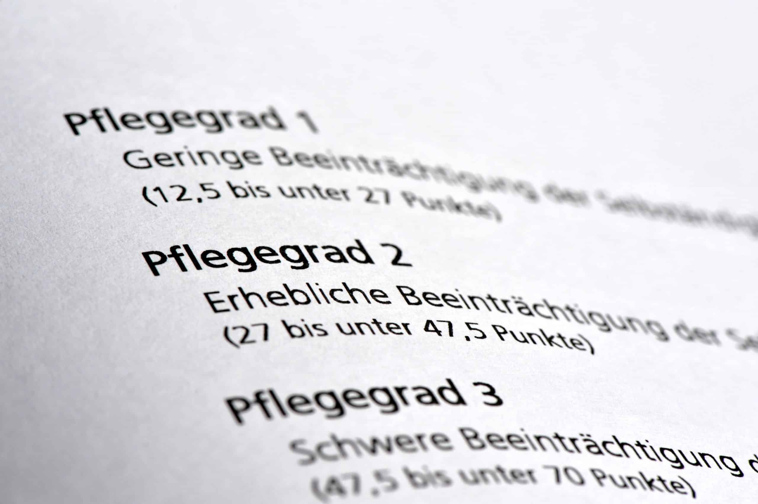 Eine Nahaufnahme eines Dokuments, was verschiedene Voraussetzungen für das Erreichen eines Pflegegrades listet.