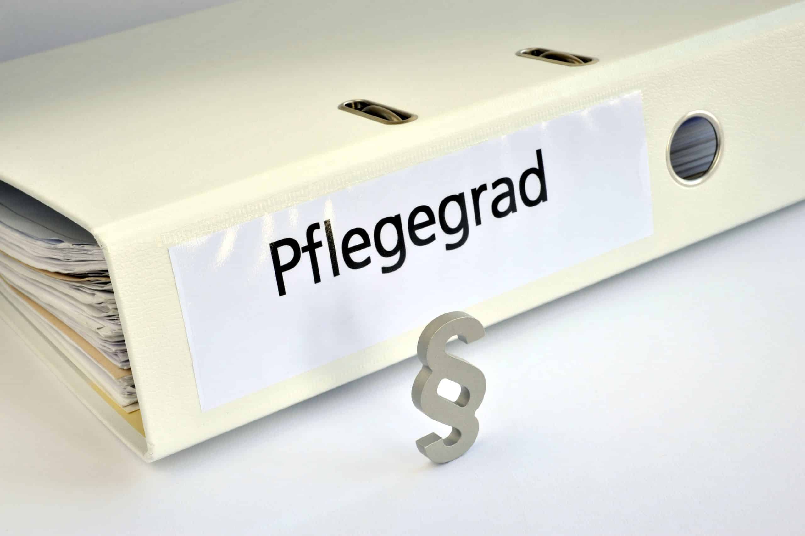 Ein Cremefarbener Aktenbinder mit der Aufschrift "Pflegegrad"