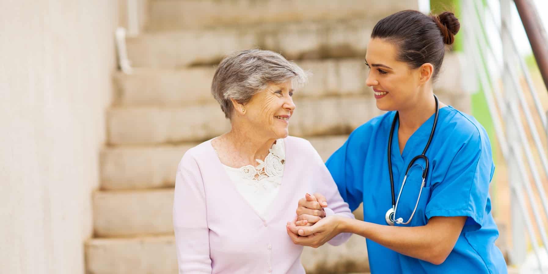iStock-162578383 cropped Eine alte Frau mit Krücken bekommt Unterstützung beim Treppensteigen von einer jungen Ärztin