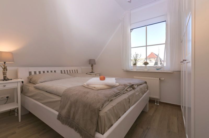 Schlafzimmer Ein modern eingerichtetes Schlafzimmer im Dachgeschoss mit Schrägdach.
