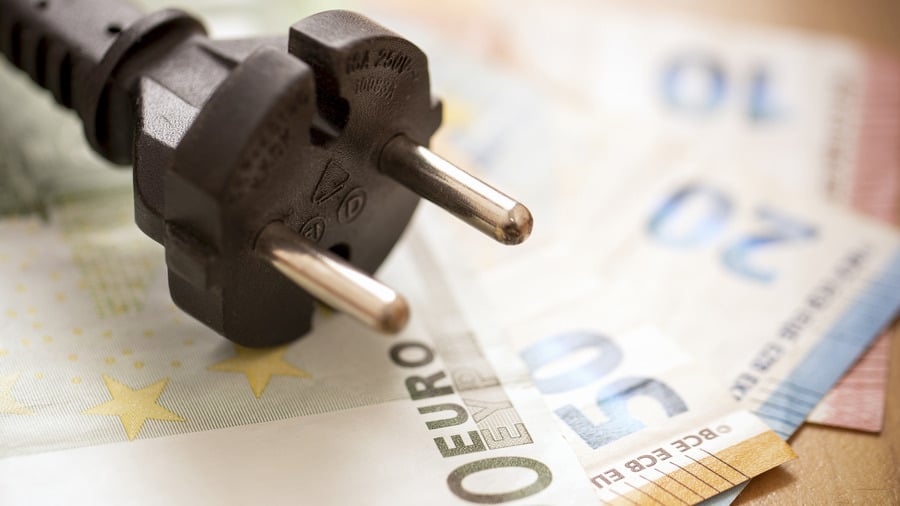Symbolbild Kosten Strom Nahaufnahme eines Stromsteckers auf Euro-Banknoten – Symbolbild für Stromkosten und Energiepreise.
