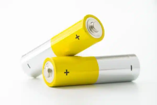Batterie Symbolbild: zwei AA Batterien zum wiederaufladen.