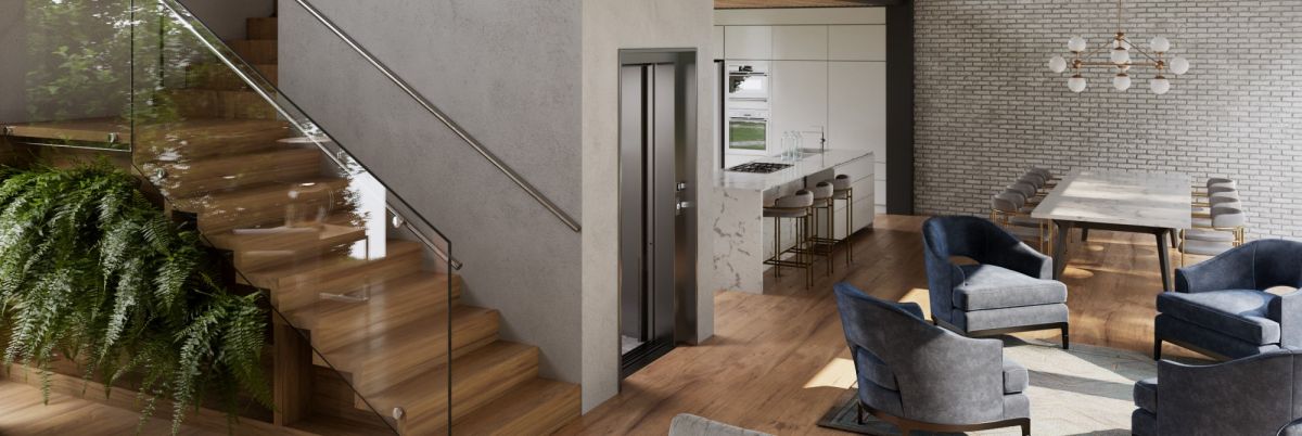Home Elevator In einem offenen Wohnbereich eines Einfamilienhauses ist neben dem Treppenaufgang ein Aufzug zu sehen.