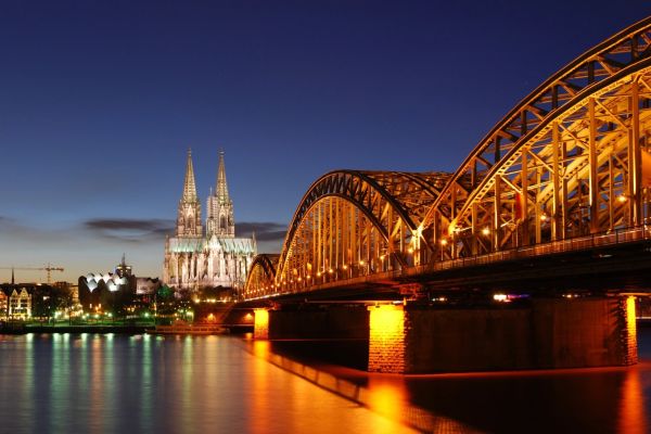 Die Skyline von Köln mit Blick auf den Dom von der anderen Rhein-Seite