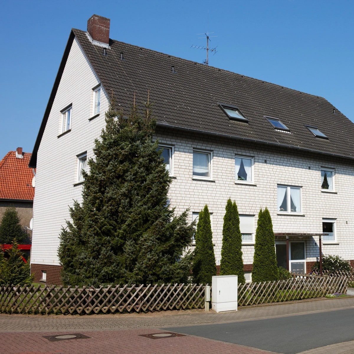 Ein Mehrfamilienhaus von außen in einer ruhigen gegend.